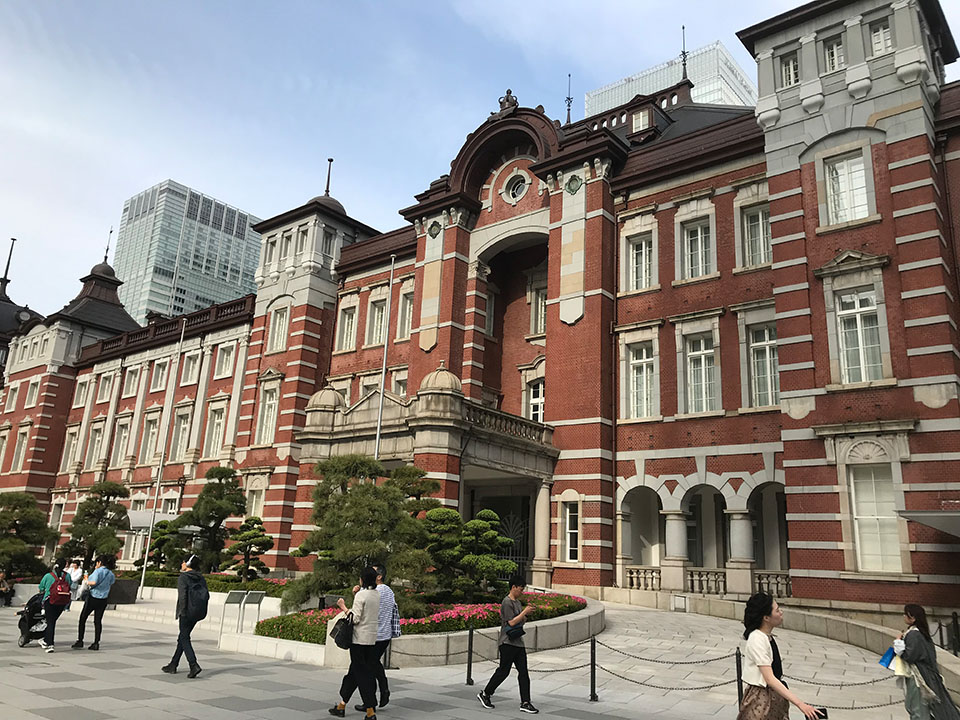 東京駅丸の内出口広場