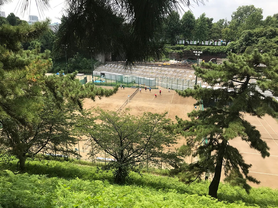 外濠公園遊歩道から見えるテニスコート