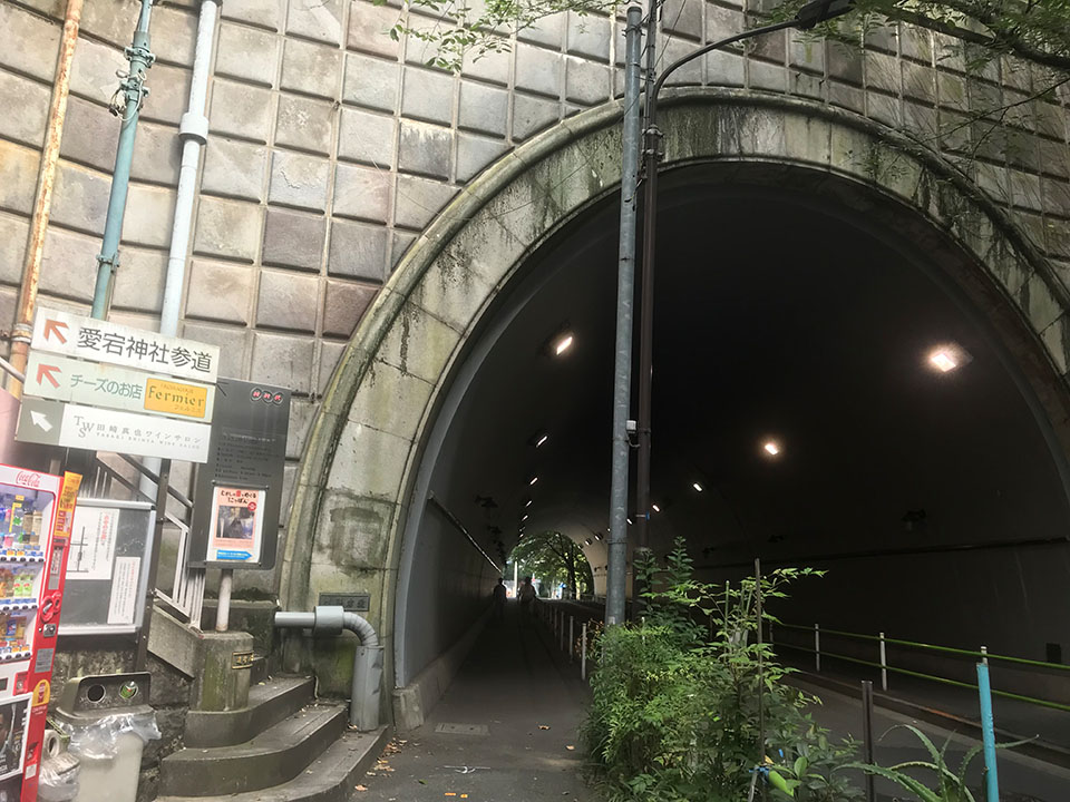 愛宕神社のトンネル