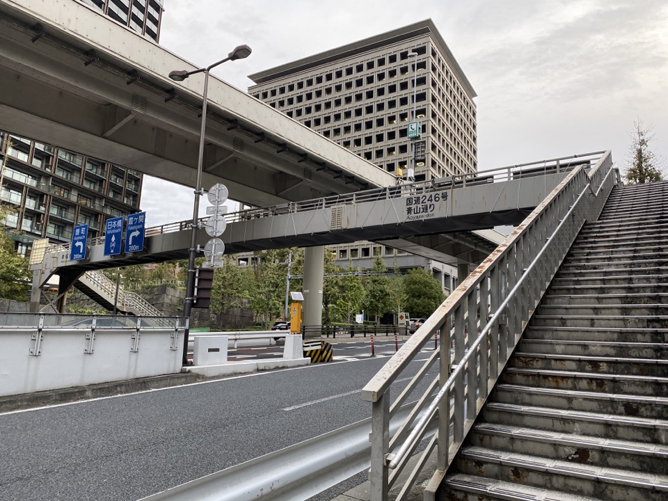 赤坂見附の歩道橋